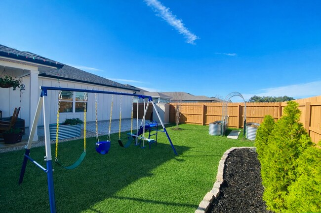 Building Photo - Spacious 4BR/2BA Home with Flexible Living Areas in Saddle Ridge