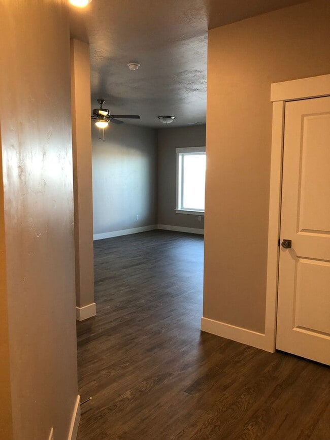 Building Photo - Beautiful Cedar Townhome