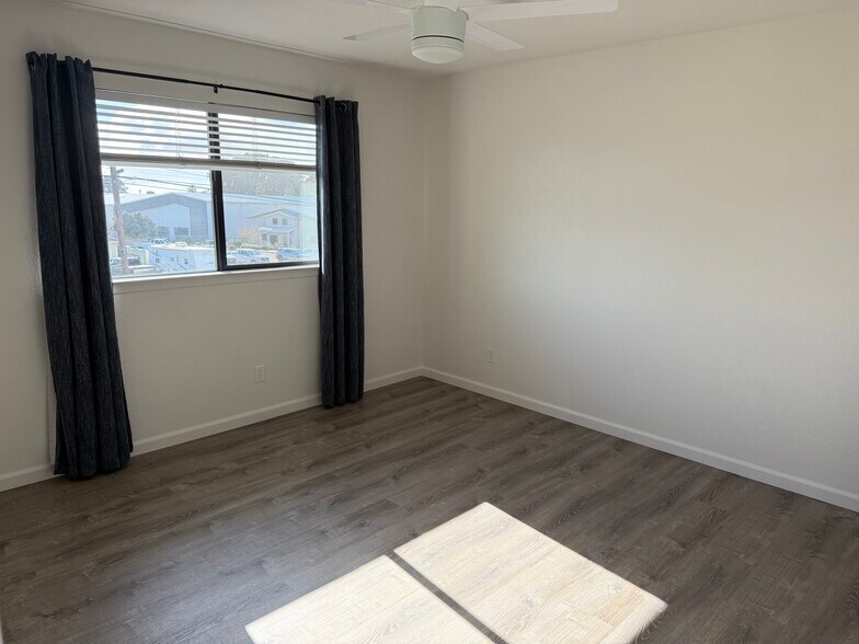 Building Photo - 1084 Baden Ave