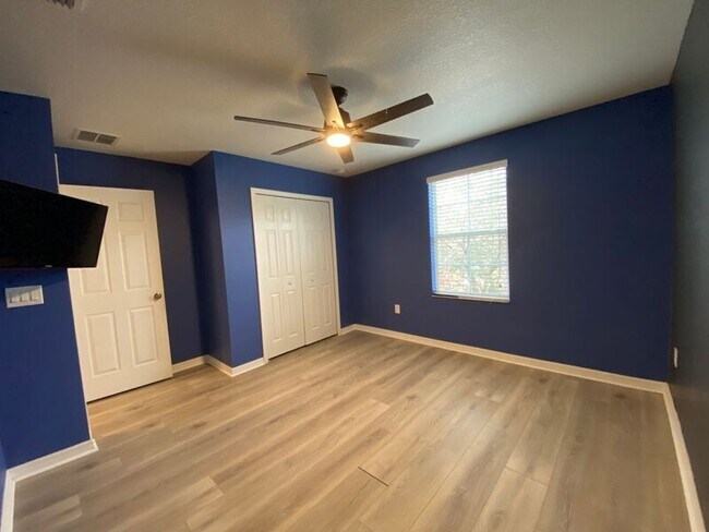 Building Photo - 541 Las Fuentes Dr
