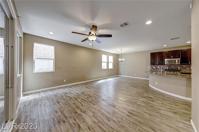 Building Photo - Northwest 4 bedroom!