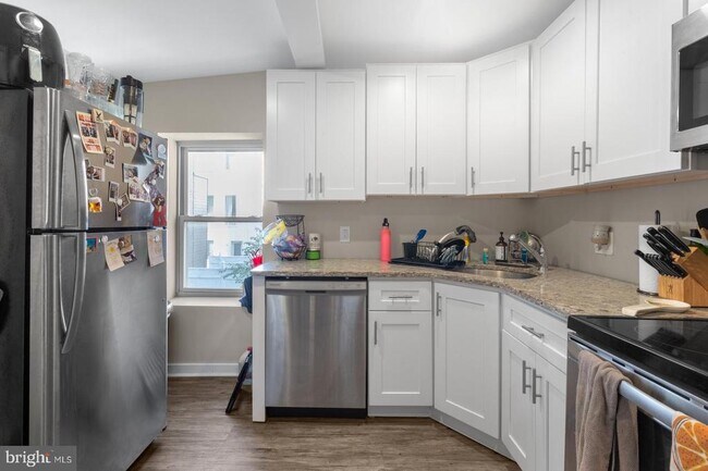 Building Photo - 162 Richmond St