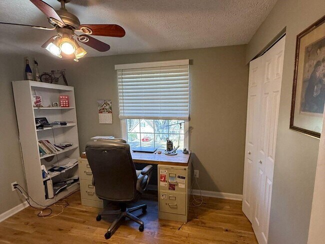 Building Photo - 1733 Ellenwood Dr NE