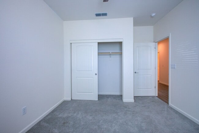 Building Photo - 495 Daffodil Dr