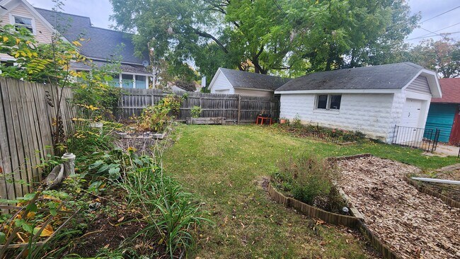 Building Photo - 627 Michigan St