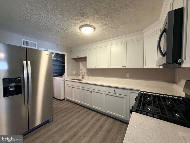 Building Photo - 2021 Kelmore Rd