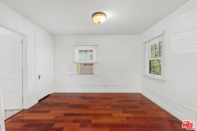 Building Photo - 307 6th Ave