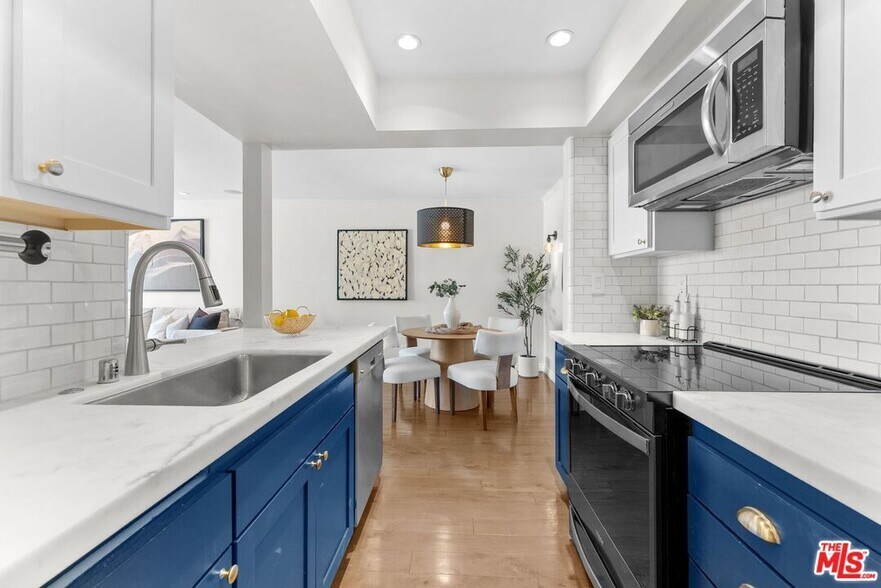 Building Photo - 906 N Doheny Dr