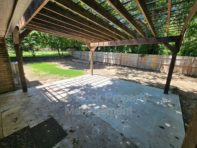 Building Photo - 2010 E Foster Dr