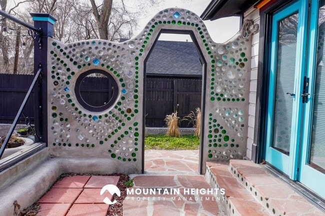 Building Photo - 235 Reed Ave N