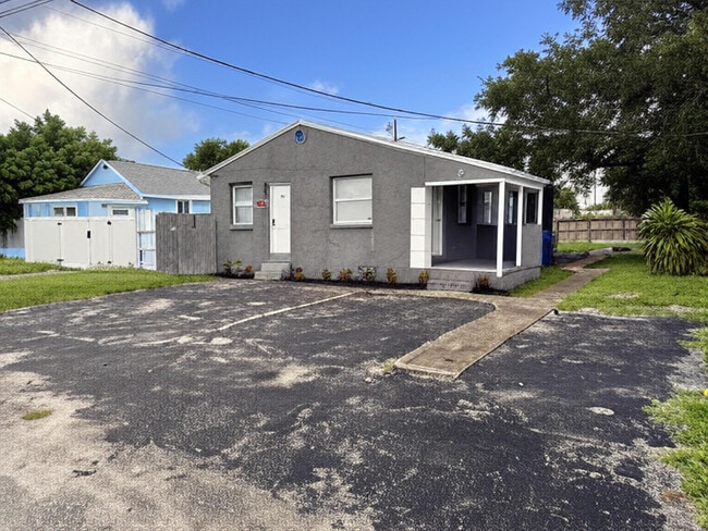 Primary Photo - 172 W 15th St
