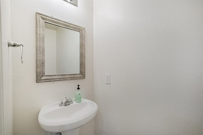 Building Photo - 2030 Vander Wilt Ln