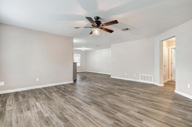 Building Photo - 707 Estancia Way