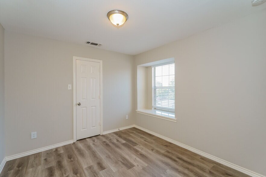 Building Photo - 5221 Tartan Cir