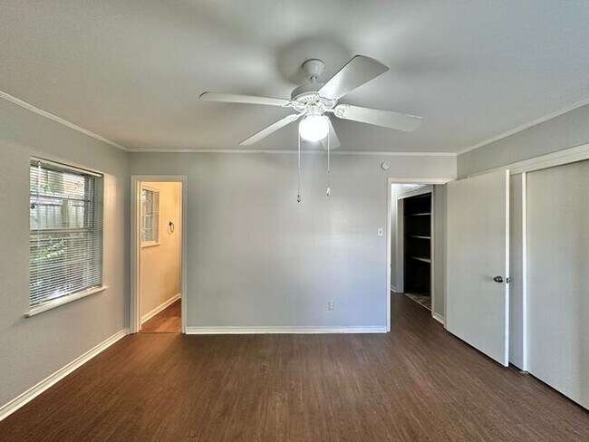 Building Photo - Spacious 3-Bed, 2-Bath Home with Large Sho...