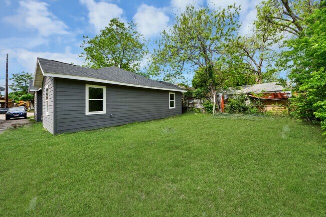 Building Photo - 7021 Canal St