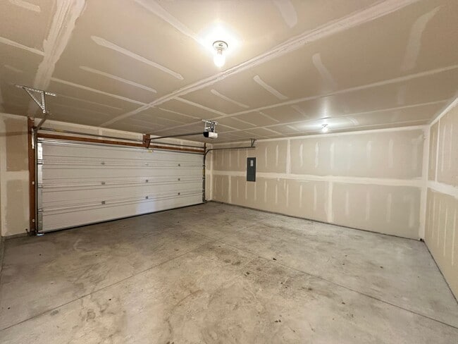 Building Photo - 3/2 Radiant Lake Home