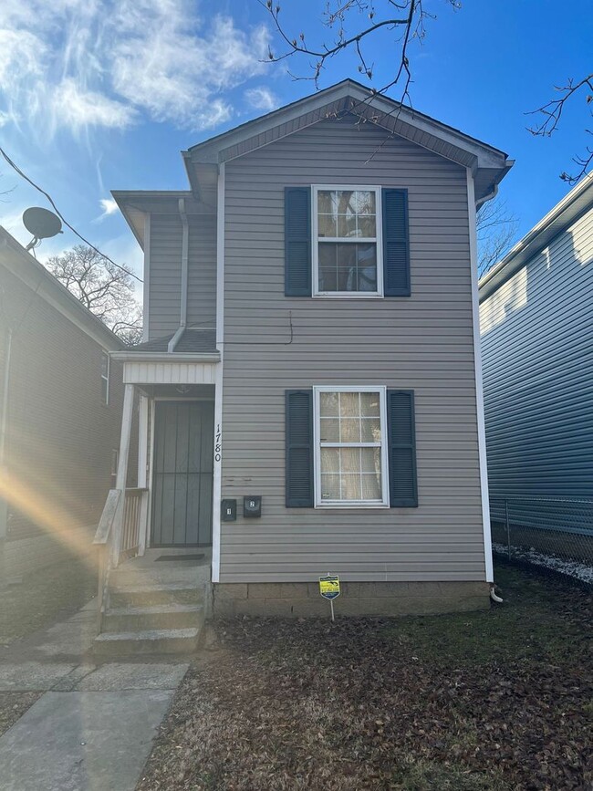 Building Photo - Beautiful 2 bedroom 1 bath unit