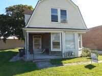 Building Photo - 2 BR Apartment Near University of Saint Fr...
