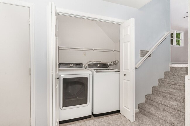 Building Photo - Spacious 3 bedroom Split level