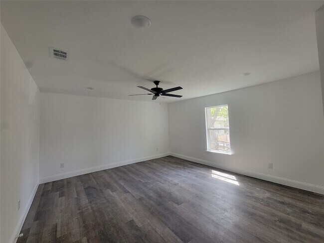 Building Photo - 3024 N Crump St