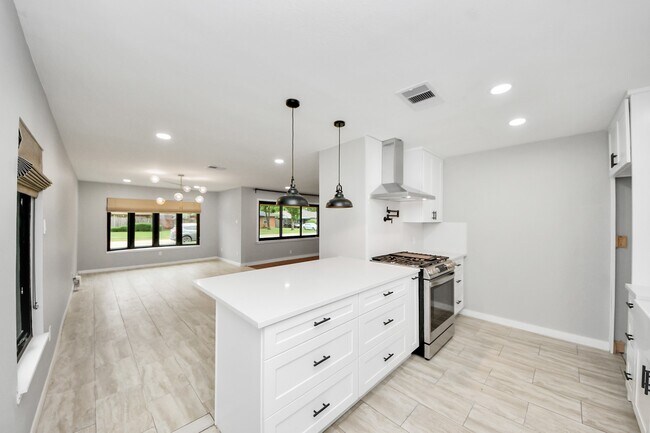 Building Photo - 4821 Viking Dr