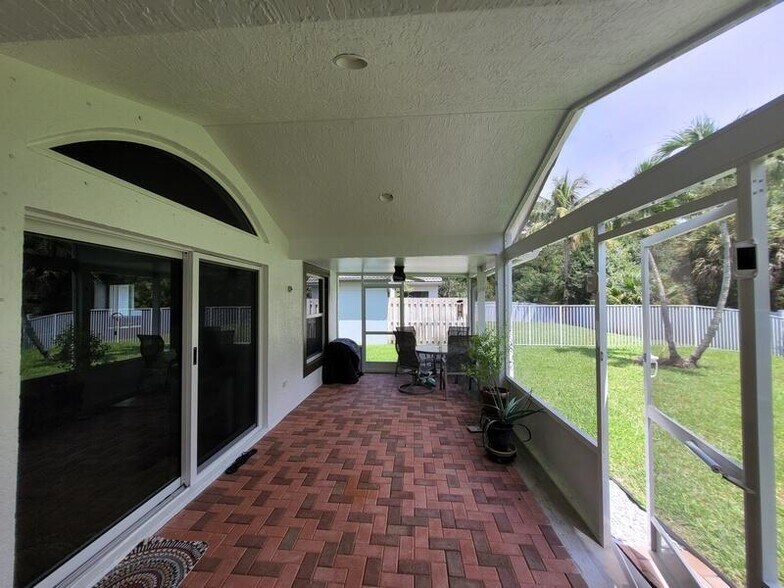 Building Photo - 10674 Oak Bend Way