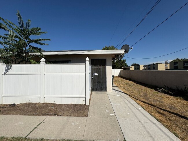 Building Photo - Tri-plex 2 bedroom 1 bathroom apartment of...