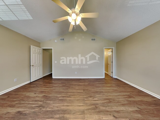Building Photo - 14 Willow Lakes Dr