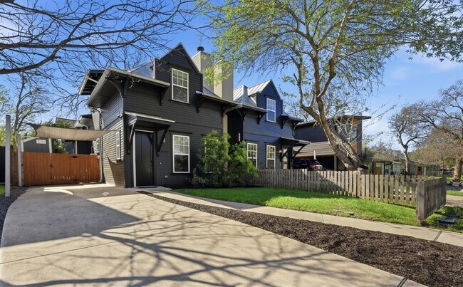 Building Photo - 3203 Locke Ln