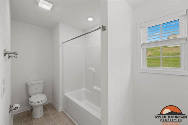 Building Photo - Spacious Three Level Home in Pembroke