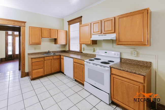 Building Photo - 2064 Indianola Ave