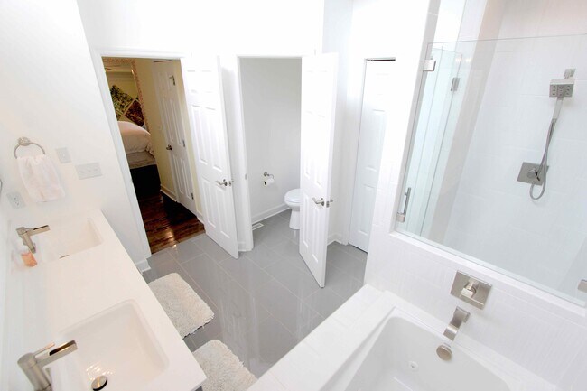 Building Photo - 5711 Chadwick Ln