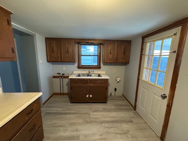 Building Photo - 3 Bedroom