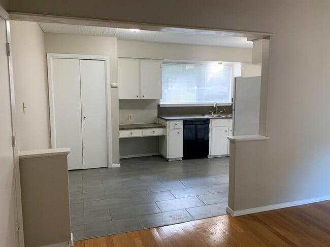 Building Photo - 9222 Meadow Vale