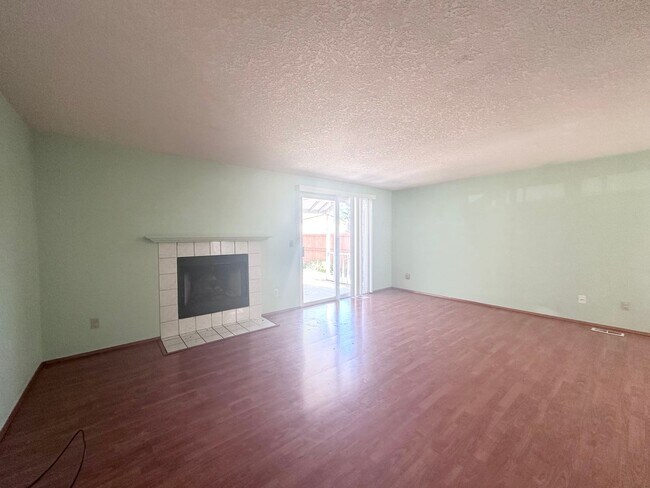 Building Photo - Wonderful centrally located Powell Butte 3...