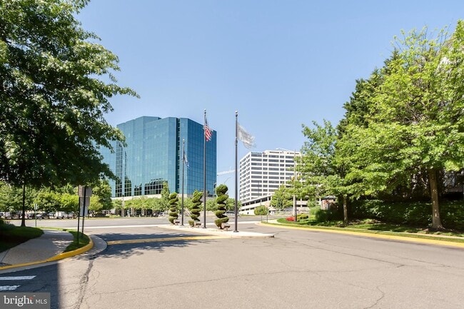 Building Photo - 1625 International Dr