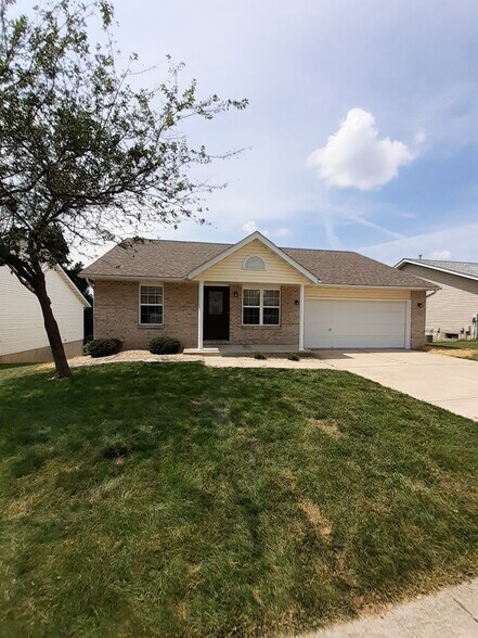 Building Photo - 632 High School St