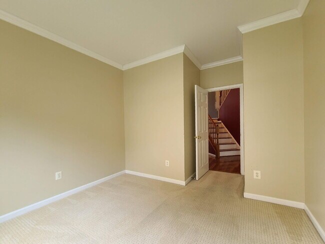 Building Photo - Gorgeous 6 BR Home, Convenient to Quantico & Commuting