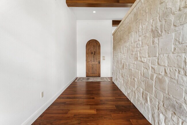 Building Photo - Elevated Executive Living in Lake Forest