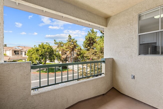 Building Photo - ? Spacious 2 Bedroom / 2 Bath Condo in Sab...
