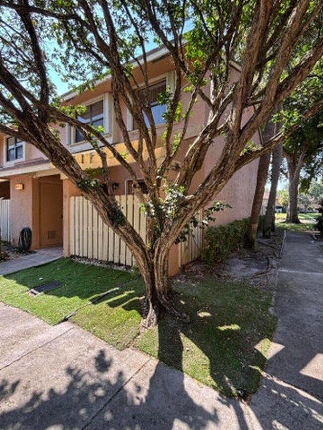 Building Photo - 2843 Carambola Cir N