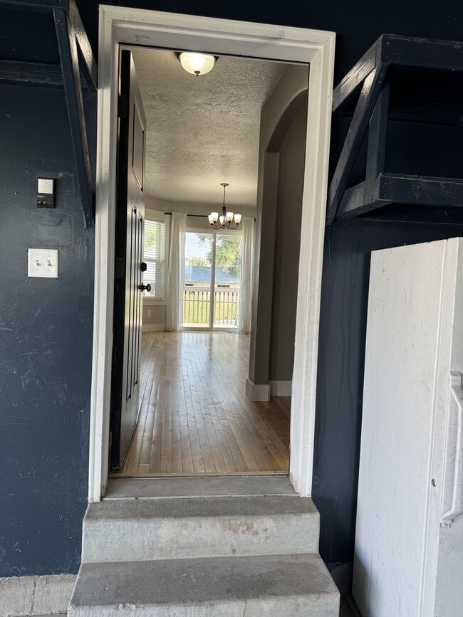 Building Photo - 890 W 110 S