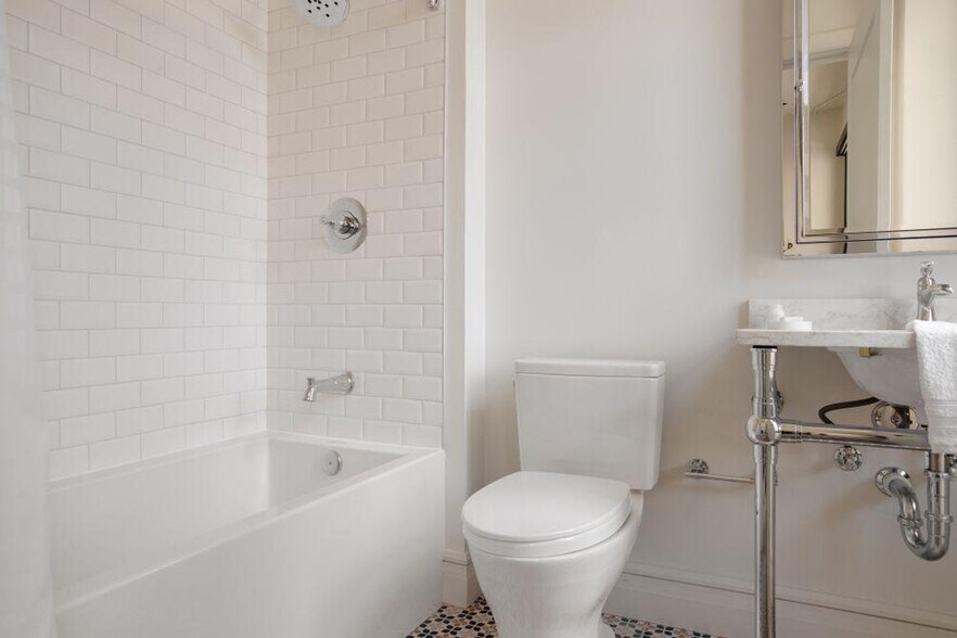 Building Photo - 505 E Travis St