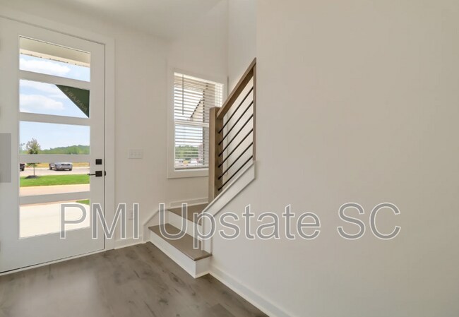 Building Photo - 1290 Westgate Vlg Dr