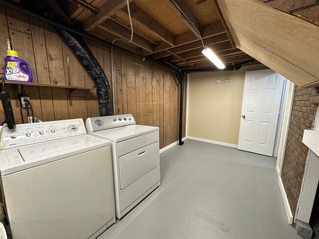 Building Photo - Adorable home on the NE side of Grand Rapids!