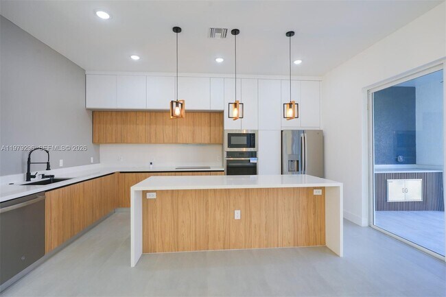 Building Photo - 5 SW 26th Pl