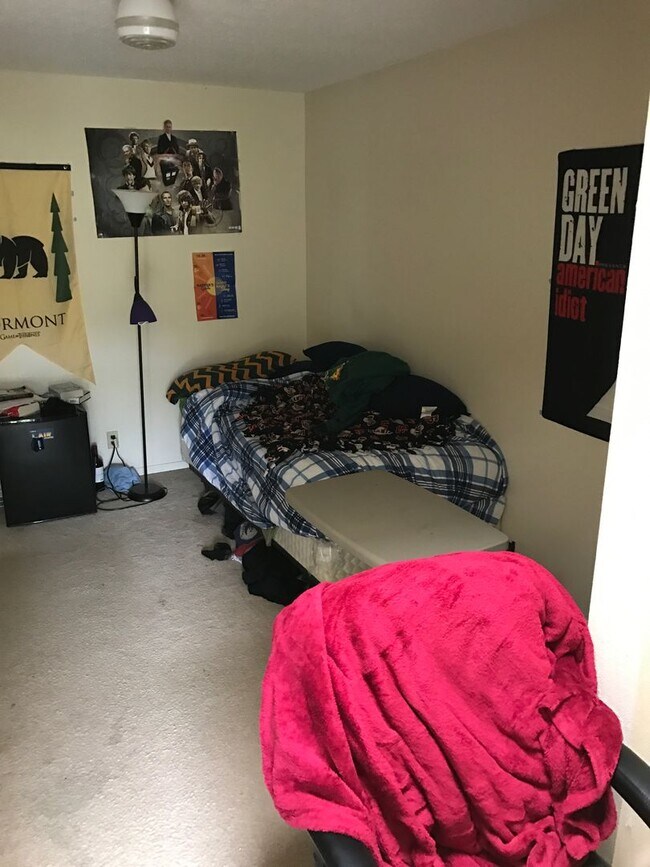 Building Photo - *DEPOSIT PENDING* 4 Bedroom 3 Bathroom House w/ Enclosed Yard!