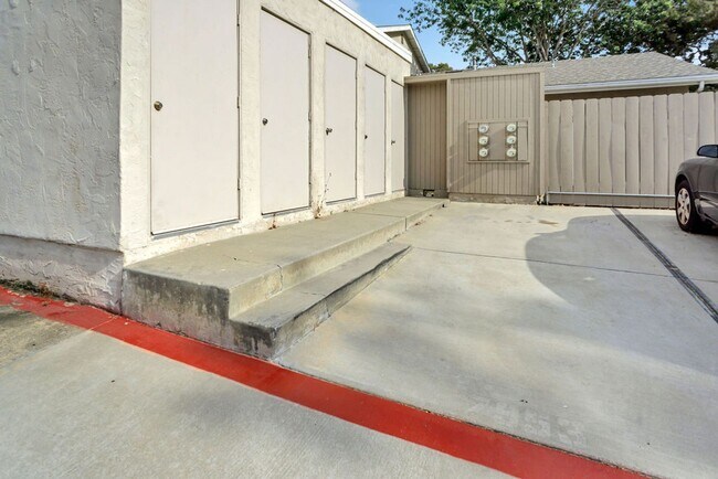 Building Photo - Nice two bedroom/one bath townhome in UTC....