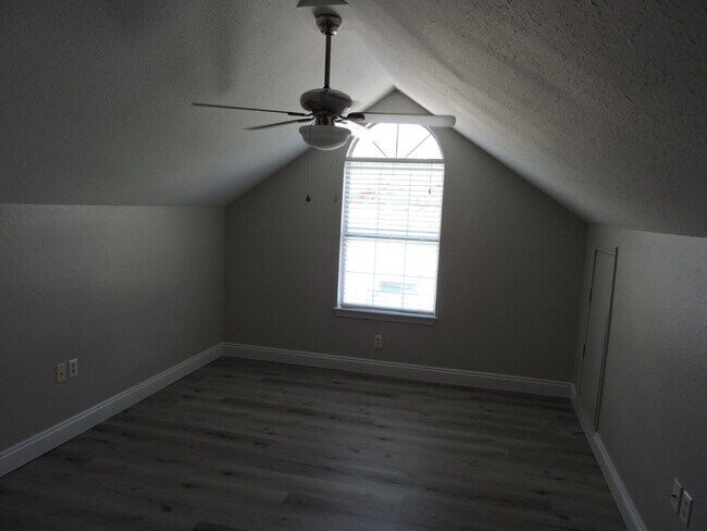 Building Photo - 213 Southgate Dr